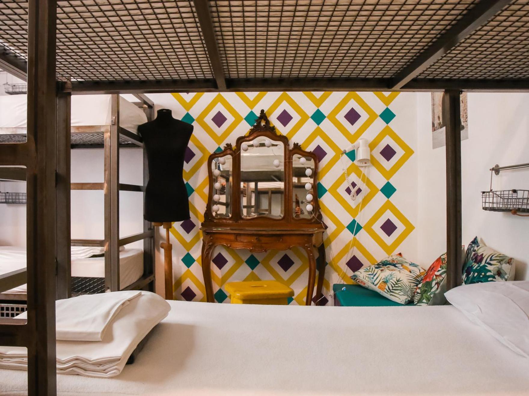 Posto Letto in Dormitorio Femminile con 6 Letti
